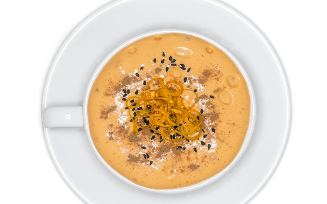 Cappuccino dyniowe z pianką z rokitnika, cynamonem, czarnuszką i skórką pomarańczy